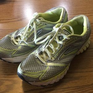 Women’s Size 9 Brooks Tennis Shoes